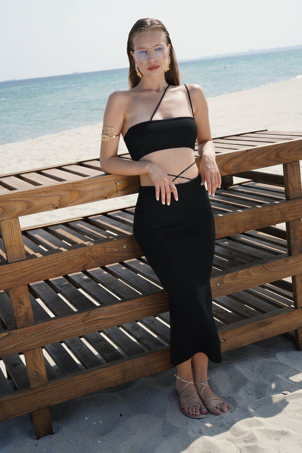 Strap Detay Textured Black Strapless Crop
