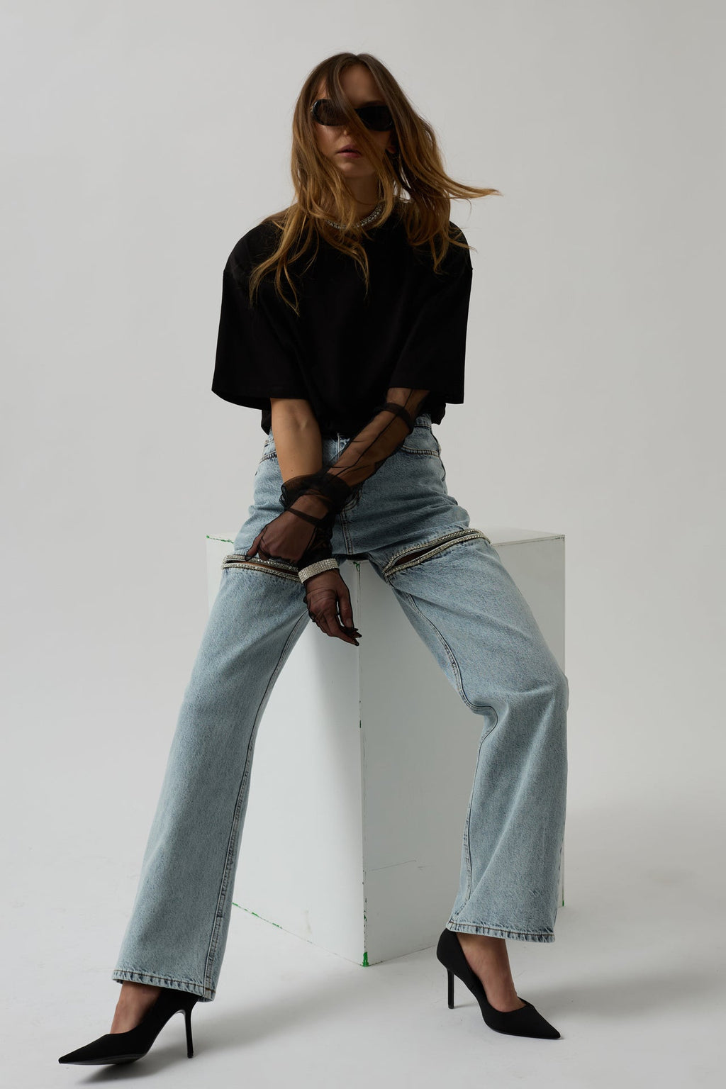 Leg Cut-Out Blue Stone Detail Jeanss