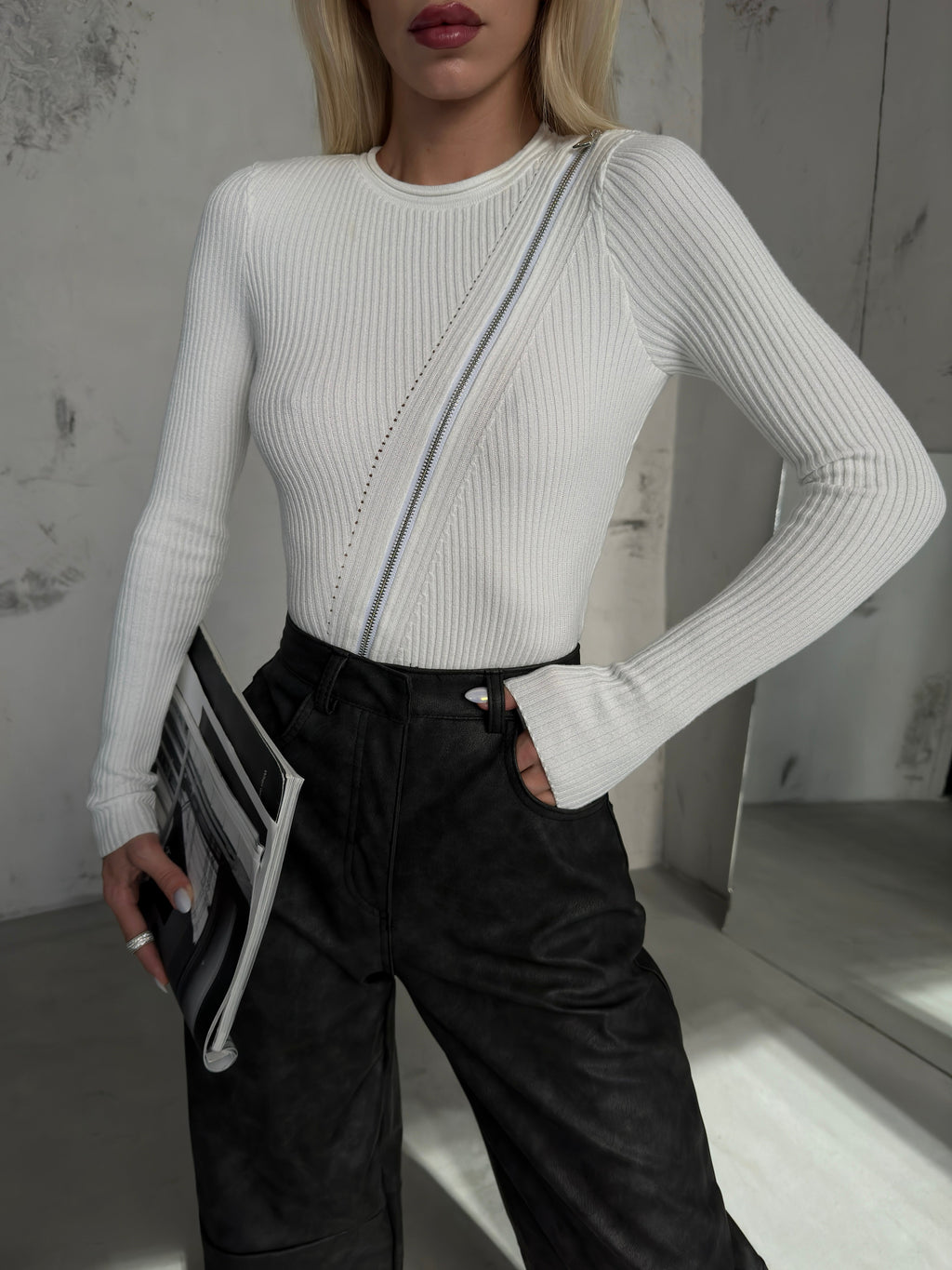 Zipper Detail White Knit Blouse