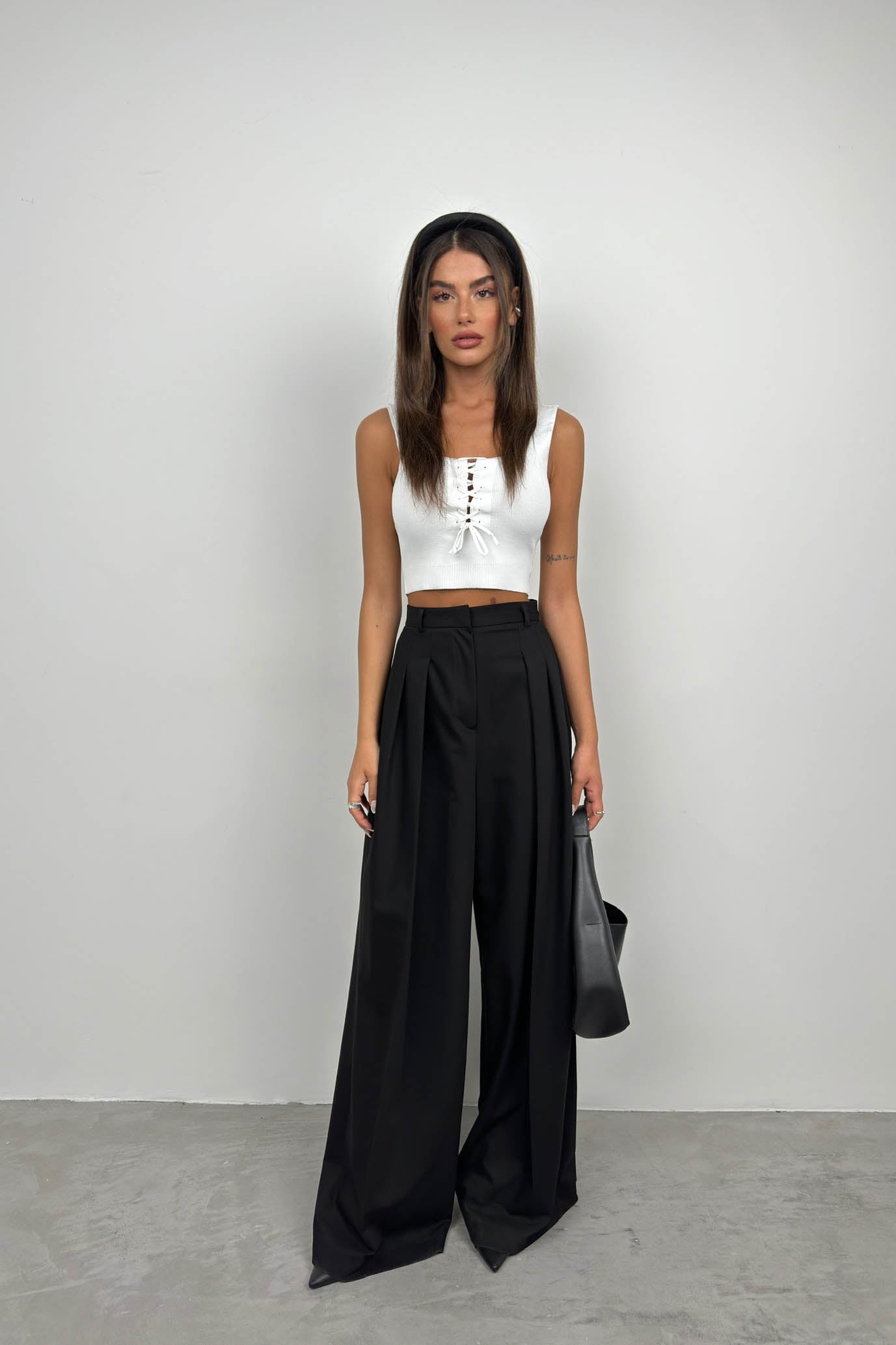 Thick Strap Bust Piping White Knit Blouse