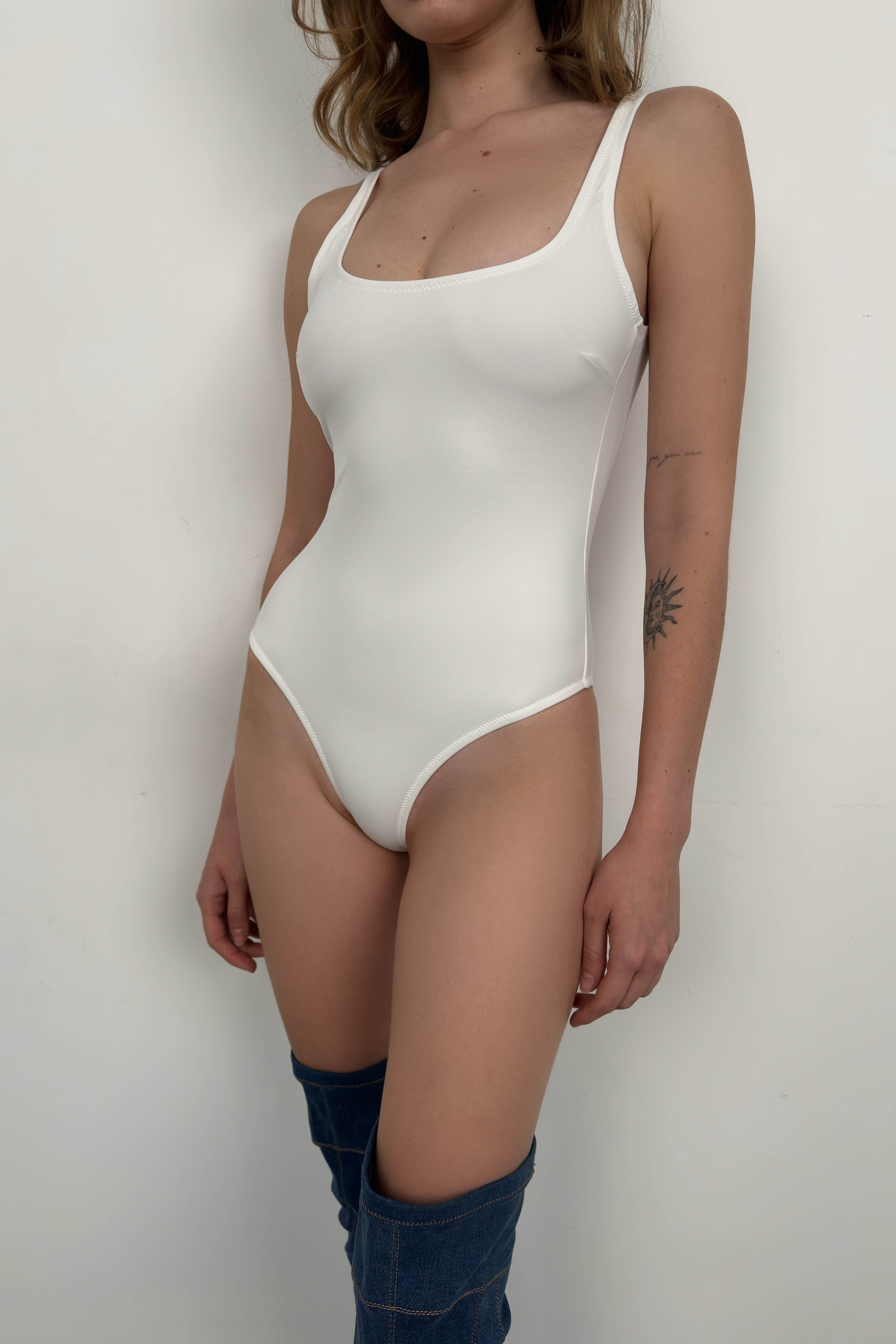 Back Cutout White Racer Mayo